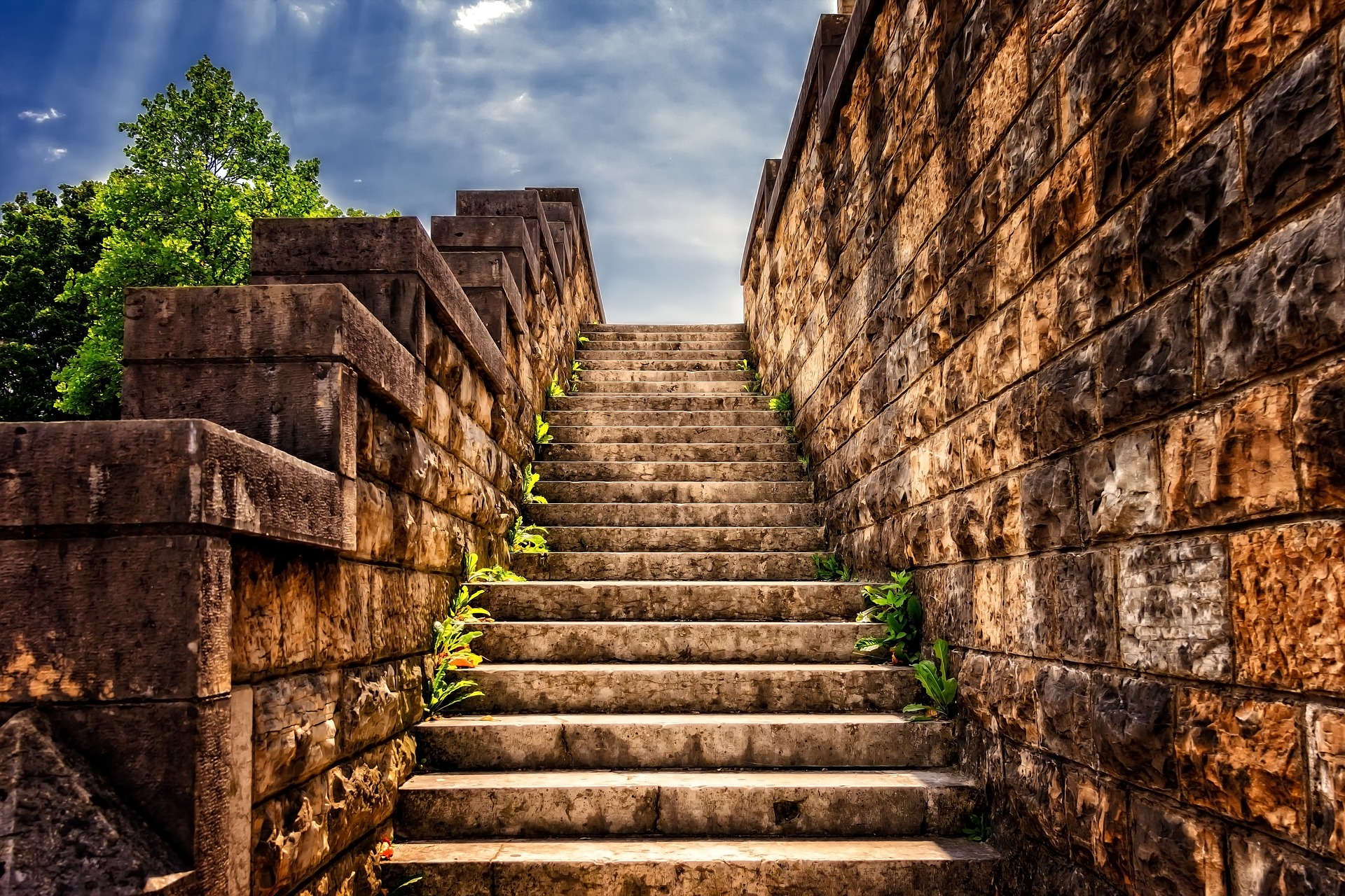 Walls ways. Каменная лестница Гарибальди. Старинная лестница. Каменные ступеньки. Старая каменная лестница.